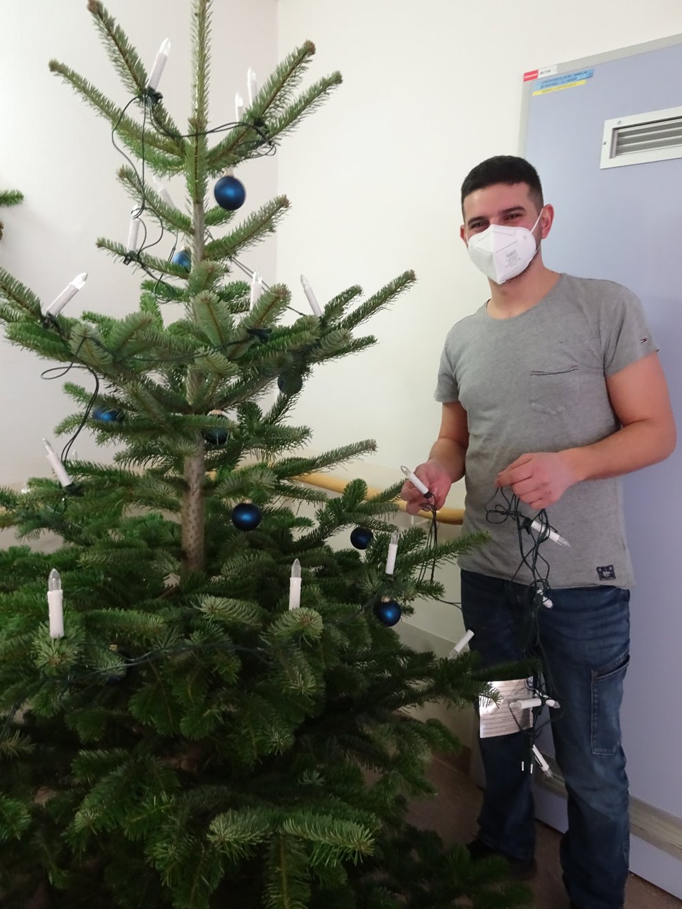 Unser Haustechniker bringt die Lichterketten an. 