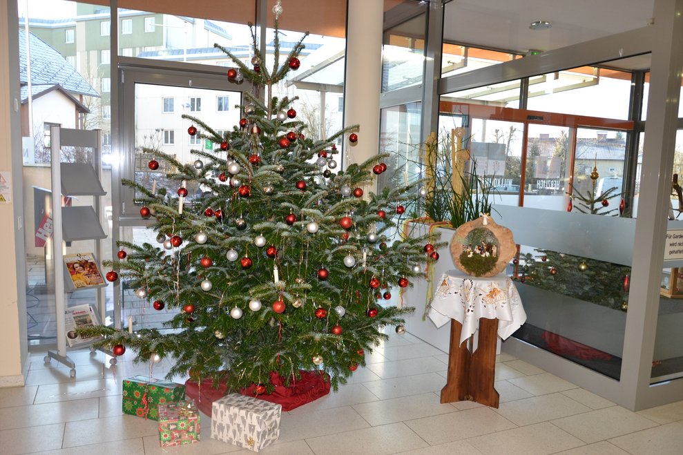 Der Baum ist geschmückt und die Krippe perfekt platziert.