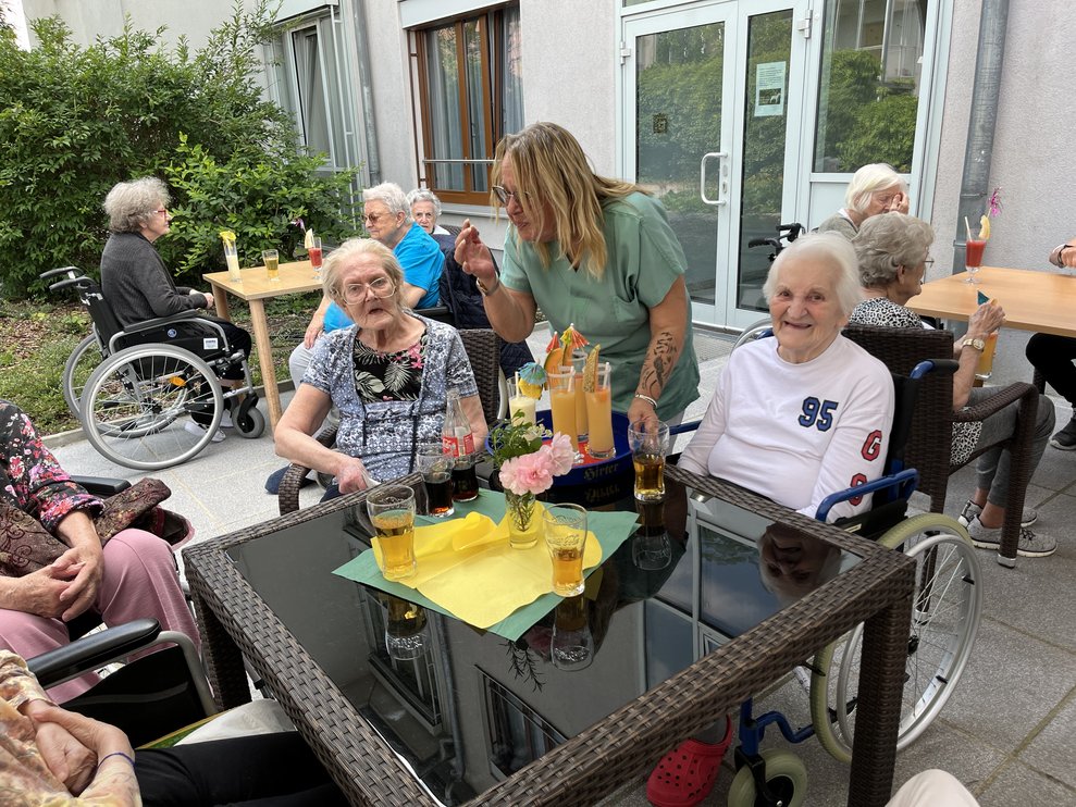 Cocktails werden serviert.