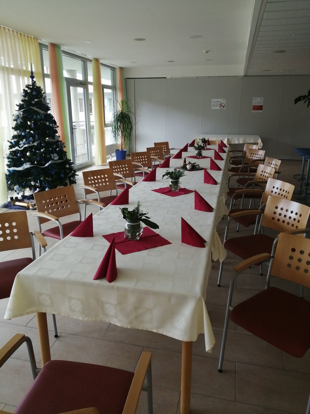 Eine festlich gedeckte Tafel