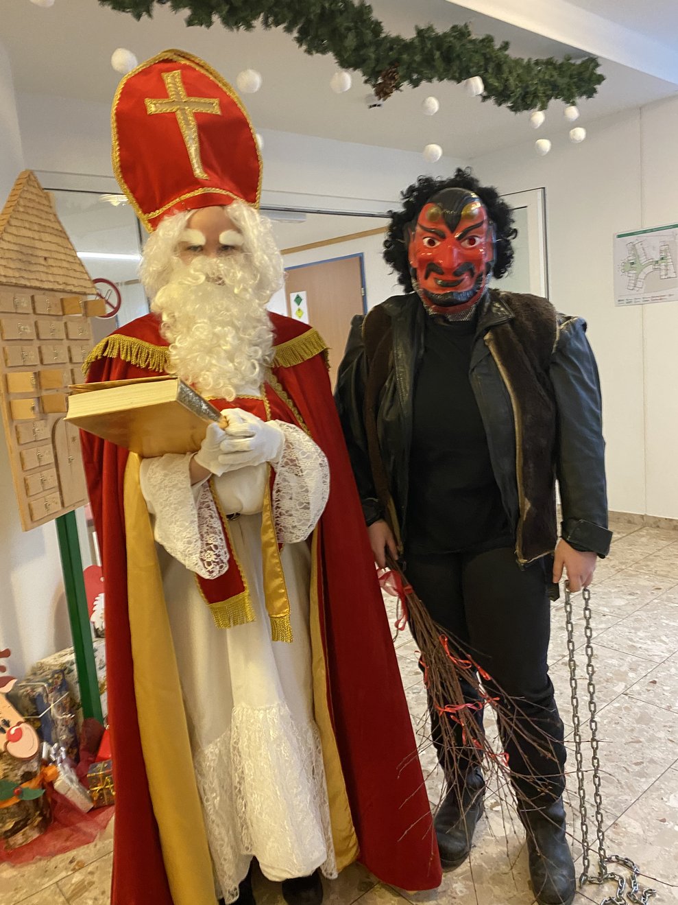 Nikolaus und Krampus ziehen durchs Haus
