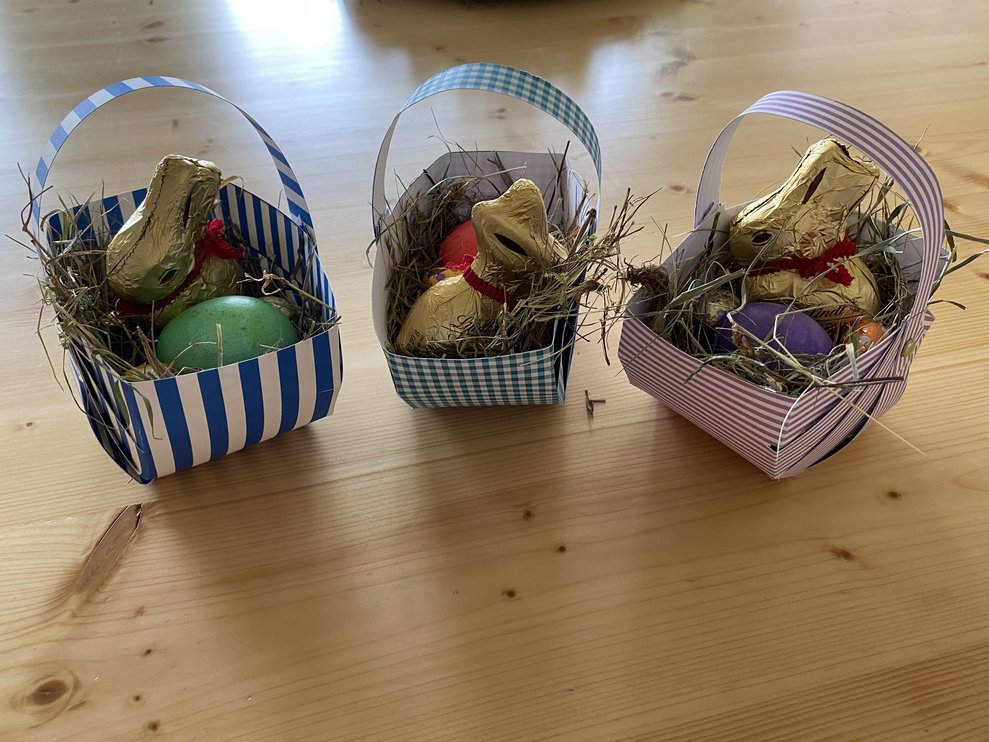 Die selbst gebastelten Körbchen werden befüllt.