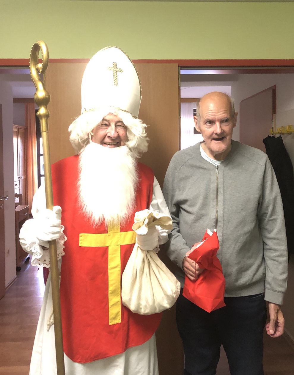 Nikolo mit einem Bewohner.