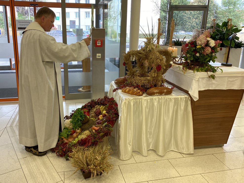 Mag. Mag. Dr. Kerschbaum segnete die Erntedankkrone und die Erntedankgaben.