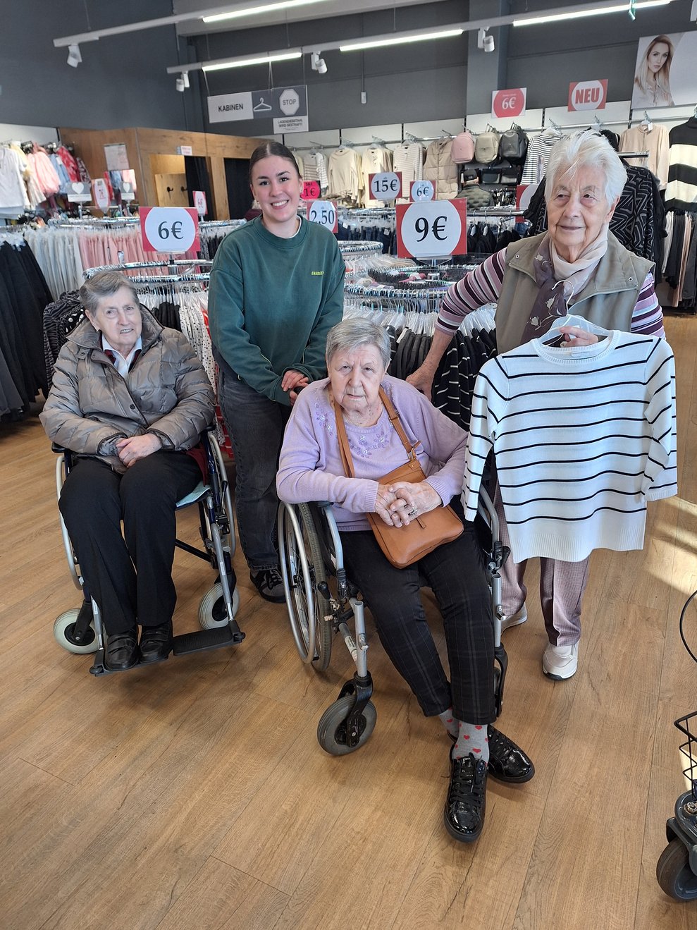 Begeistert shoppen, was das Zeug hält. Da gibt es keine Altersgrenze, es dürfte ganz einfach an den weiblichen Genen liegen. 