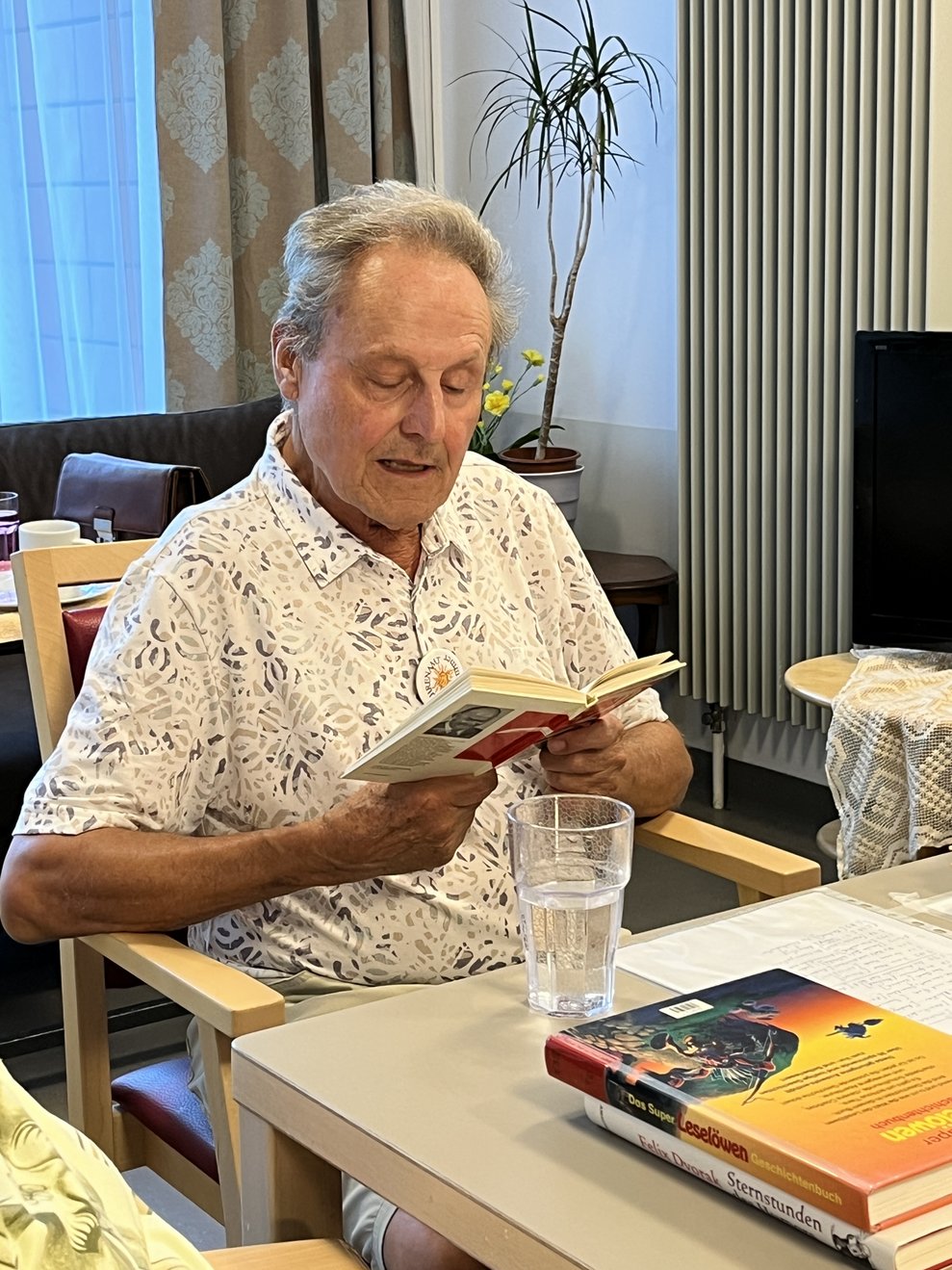 Hr. Krammer beim Vorlesen.
