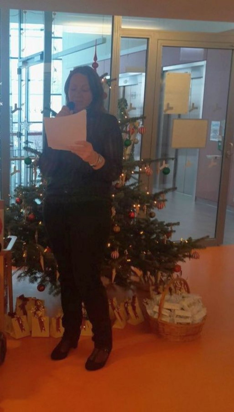 Die feierliche Weihnachtsstimmung ist auch am Wohnbereich Sonne überall spürbar. PBM Eva Maria Janda führt durch das Weihnachtsprogramm.