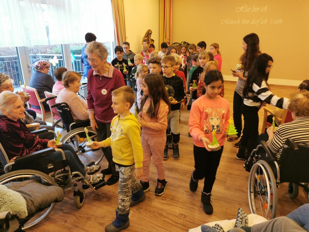 Die Kinder schwärmen mit den Bäumchen aus.