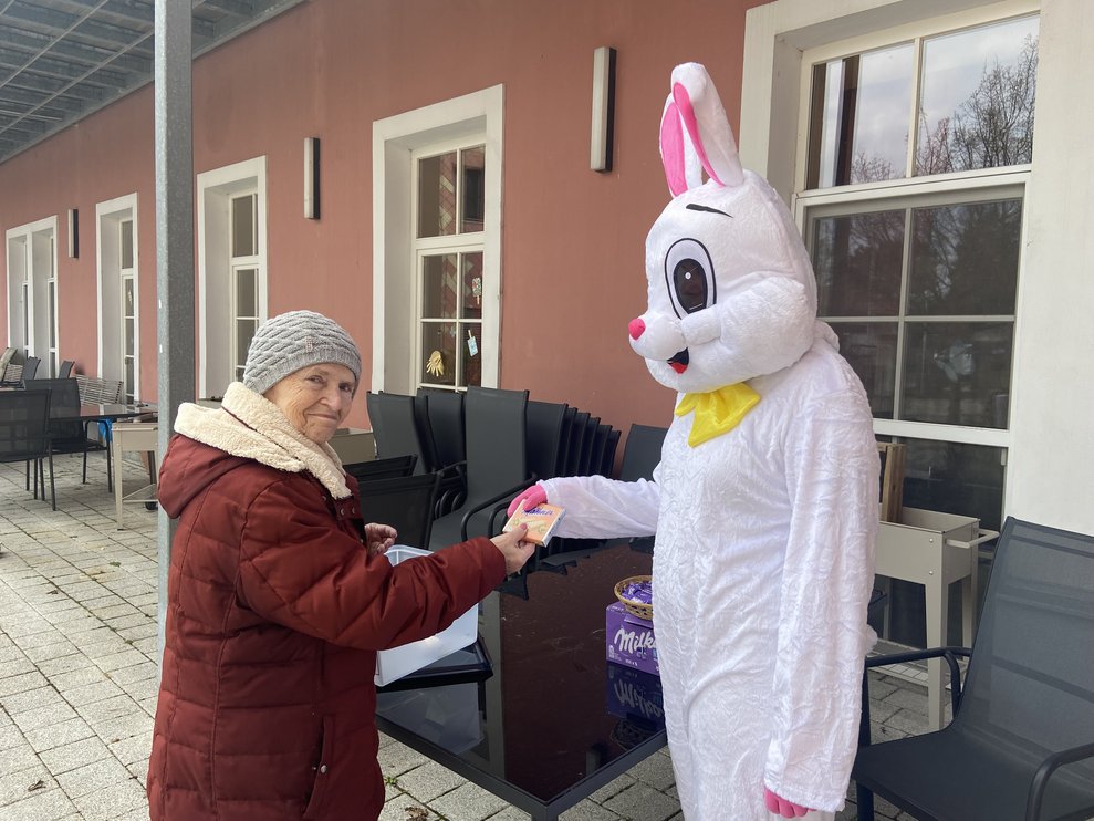 Bewohnerin und Osterhase
