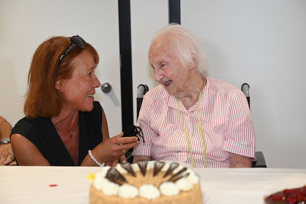 Stadträtin Angela Stöckl-Wolkerstorfer gratuliert in Vertretung des Badener Bürgermeisters.