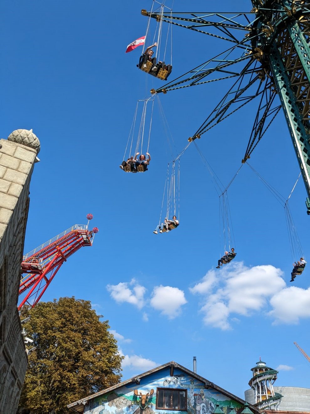 Das Fahrgeschäft von unten.