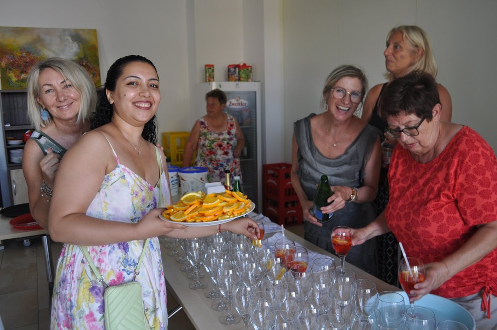 mehrere Personen schenke Aperol ein