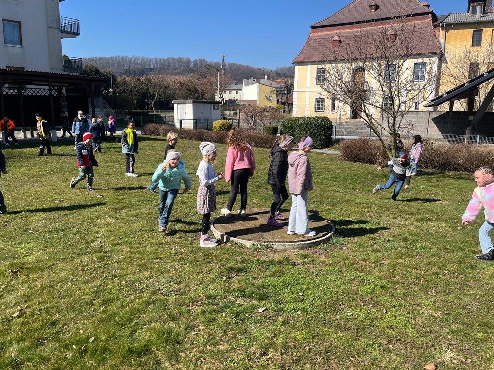 Die Kinder spielen noch im Garten.