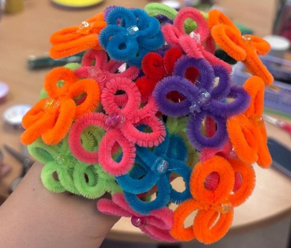 Gebastelte bunte Blüten aus Pfeiffenputzerdraht.