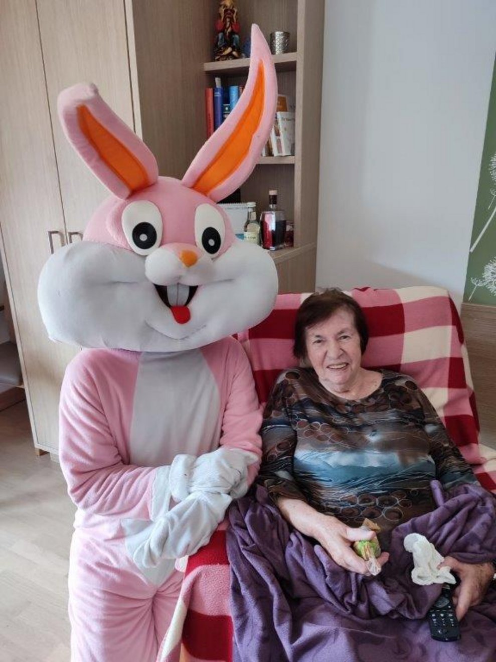 Bewohnerin mit Osterhasen