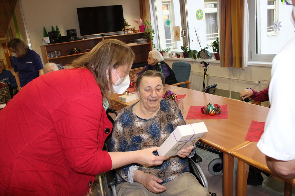 Dir.in Bischof wünscht Bewohnerin Frohes Fest