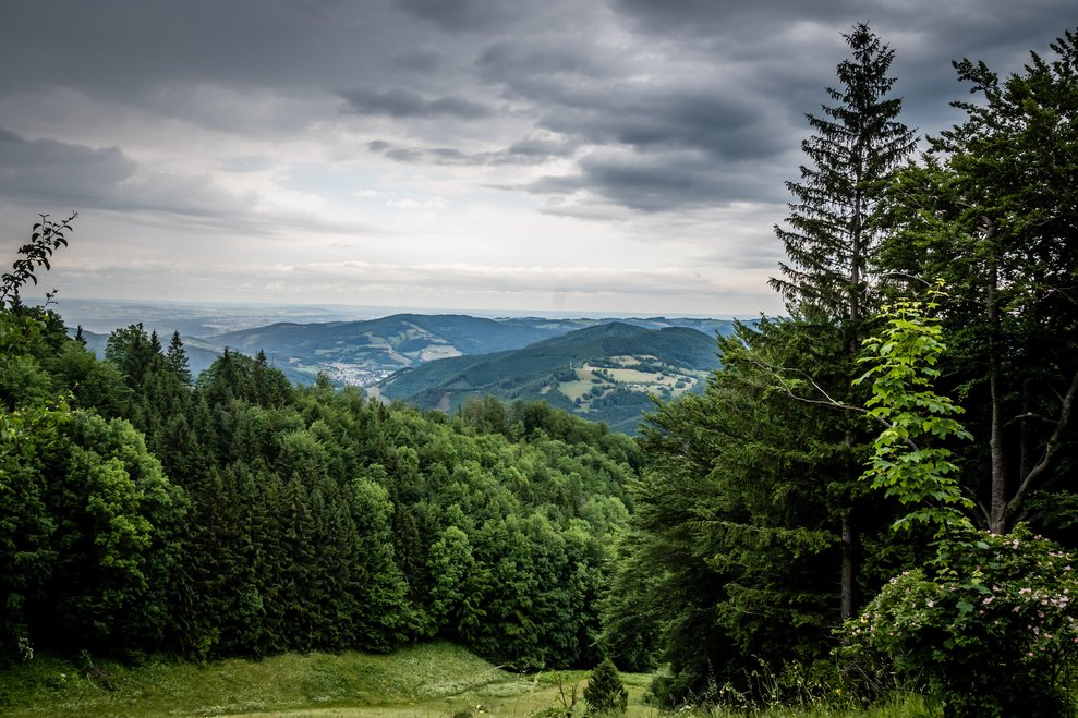 Schöne Aussicht mit dunklen Wolken.