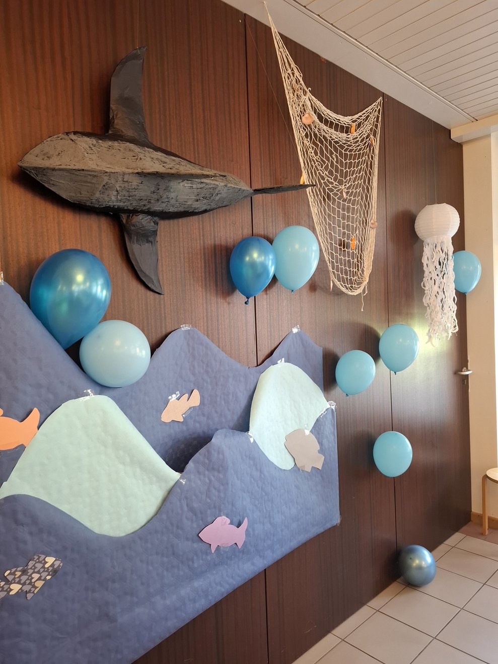 Die großen selbst gebastelten Haie schmückten die Saalwand.