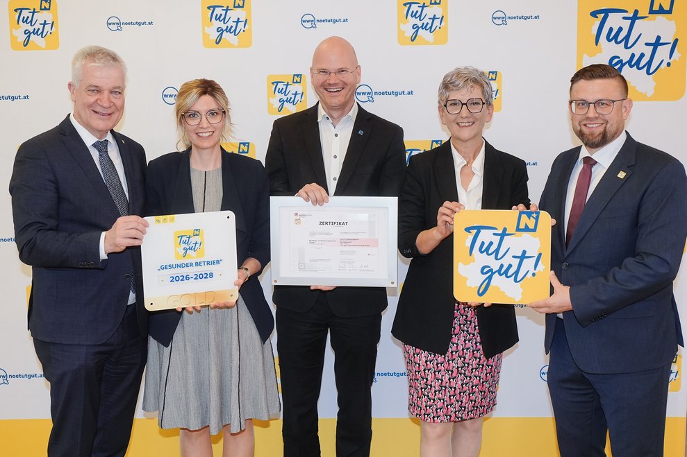 Landesrat Anton Kasser, Frau Gruber-Kram, Geschäftsführer DI Franz Laback, Direktorin Ulrike Scheuher und "Tut gut!" Geschäftsführer Erwin Zeller posieren mit den Auszeichnungen