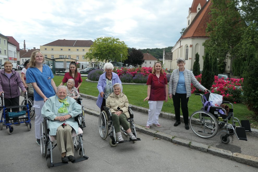 Zu Fuß, mit Rollator oder Rollstuhl über den Hauptplatz Wilhelmsburg.