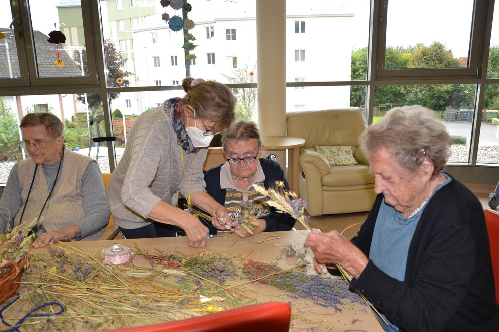 Unterstützt von ehrenamtlichen Mitarbeiterinnen...