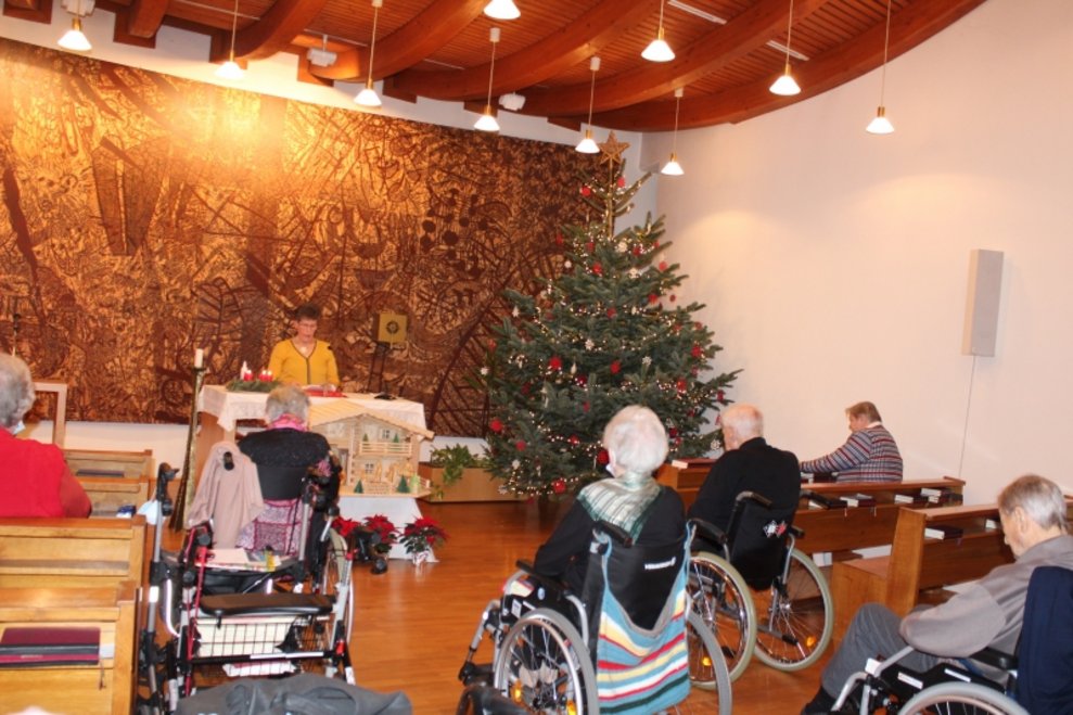 BewohnerInnen sitzen in der Kapelle.