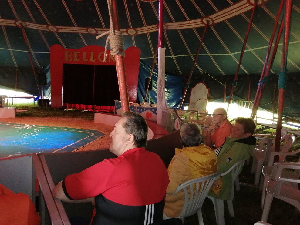 Bewohner/innen beim Zirkus