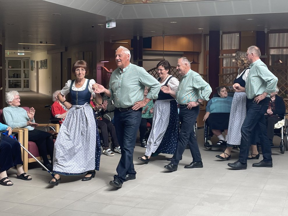 Einzug der Tanzpaare in die Aula.
