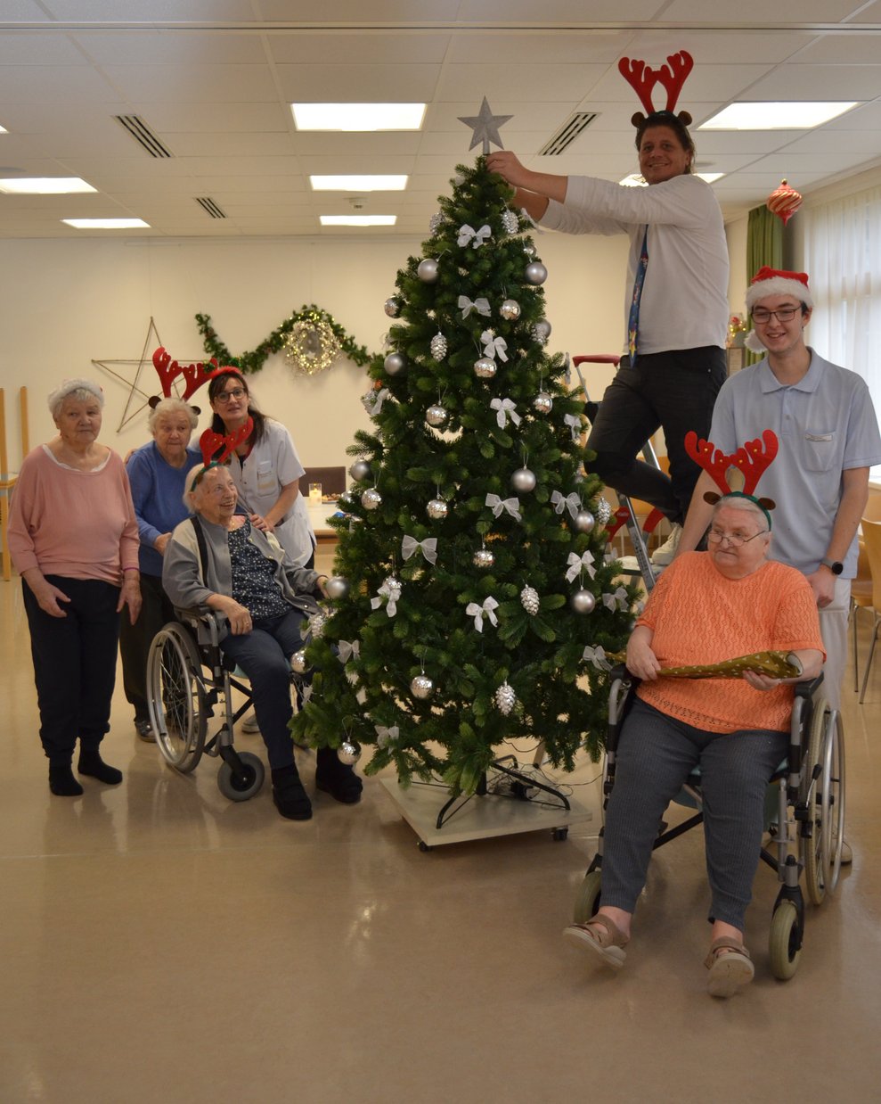 Team des PBZ mit Bewohnerinnen und Christbaum