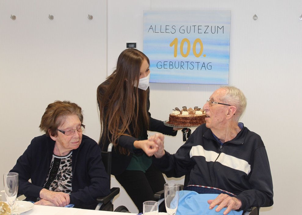 Die Kaufmännische Direktorin Lena Fritz-Reicher, BA, MSc gratuliert Herrn Jirak herzlich zu seinem Ehrentag und überreicht ihm eine Nutellatorte.