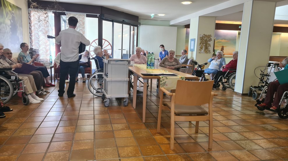 Die BewohnerInnen genießen das Beisammensein.