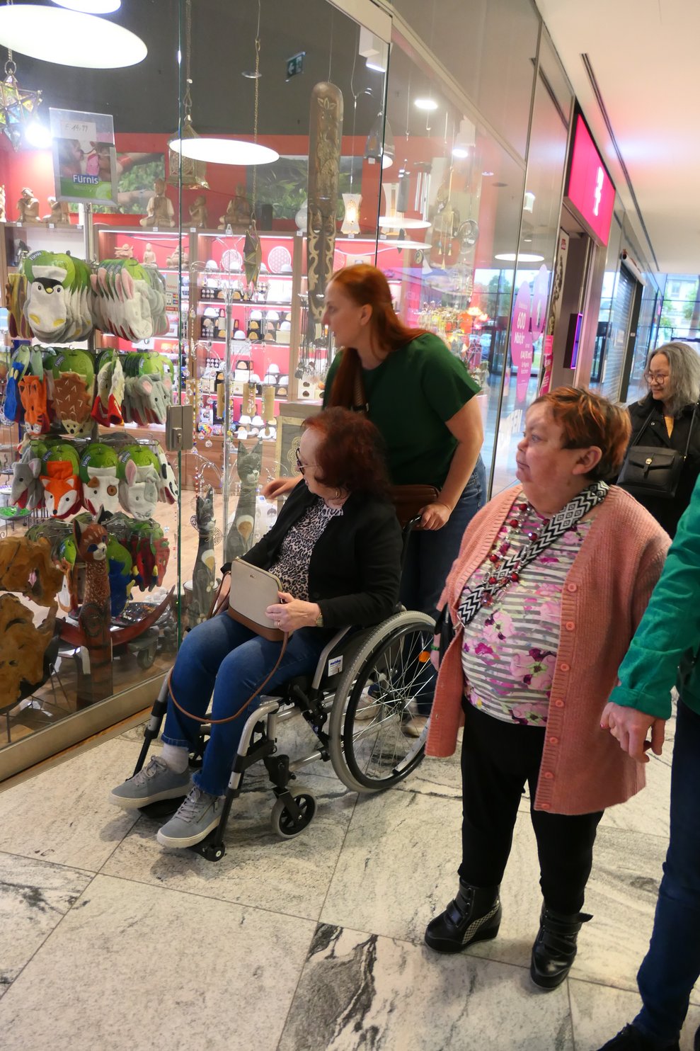 Bewohner schauen sich die Auslagen an.