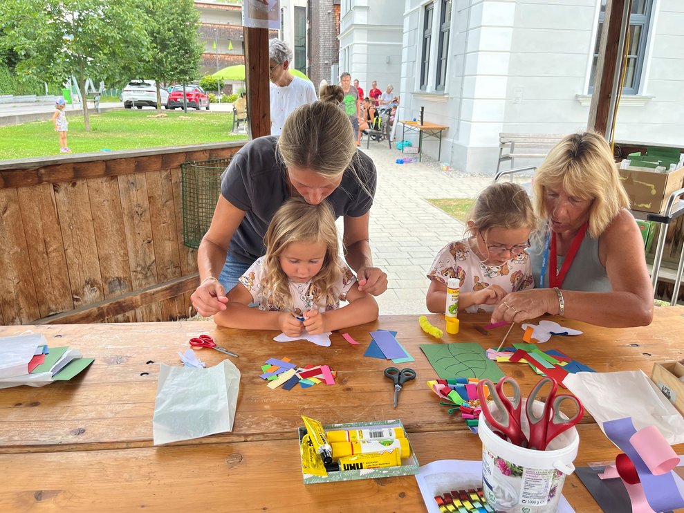 Eltern helfen ihren Kindern beim Basteln.