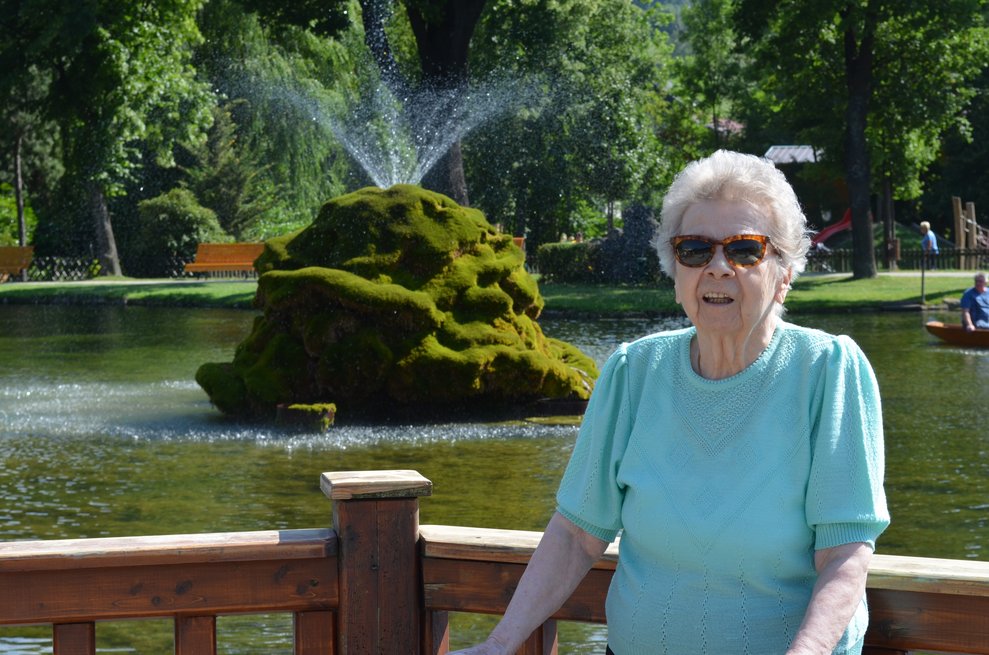 Eine Bewohnerin posiert fürs Foto.