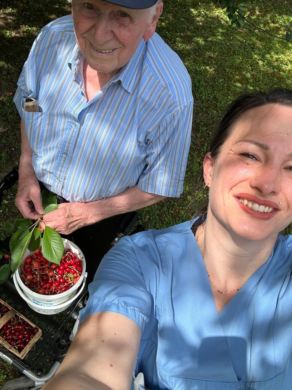 Eine Dame und ein Herr beim Kirschenpflücken