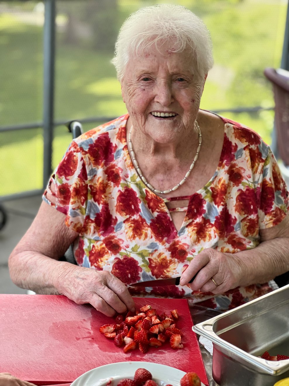 Frau Drögler Anna beim Erdbeeren schneiden