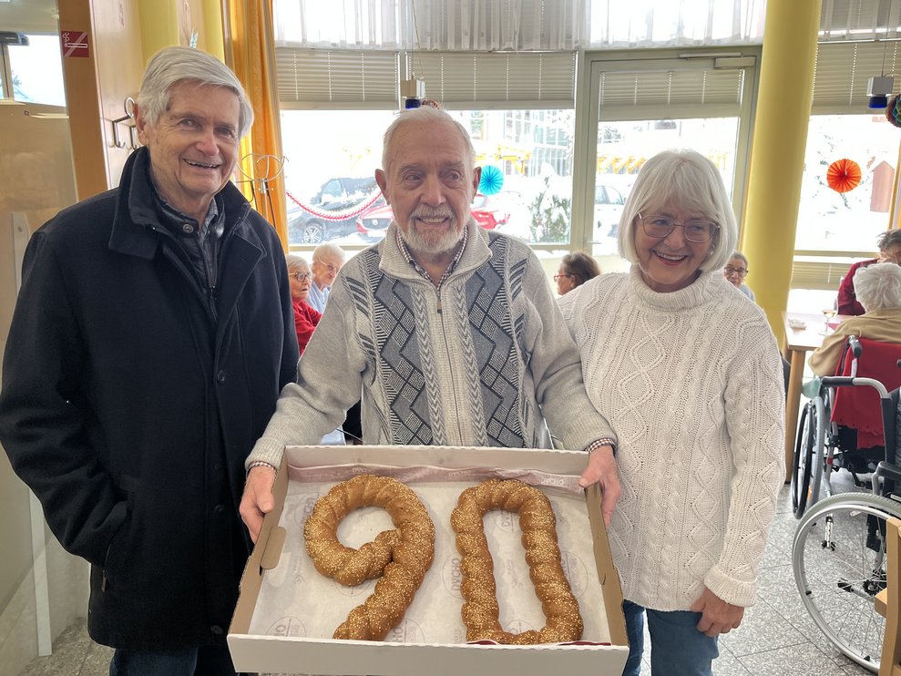 Drei Menschen mit 90er Brezel