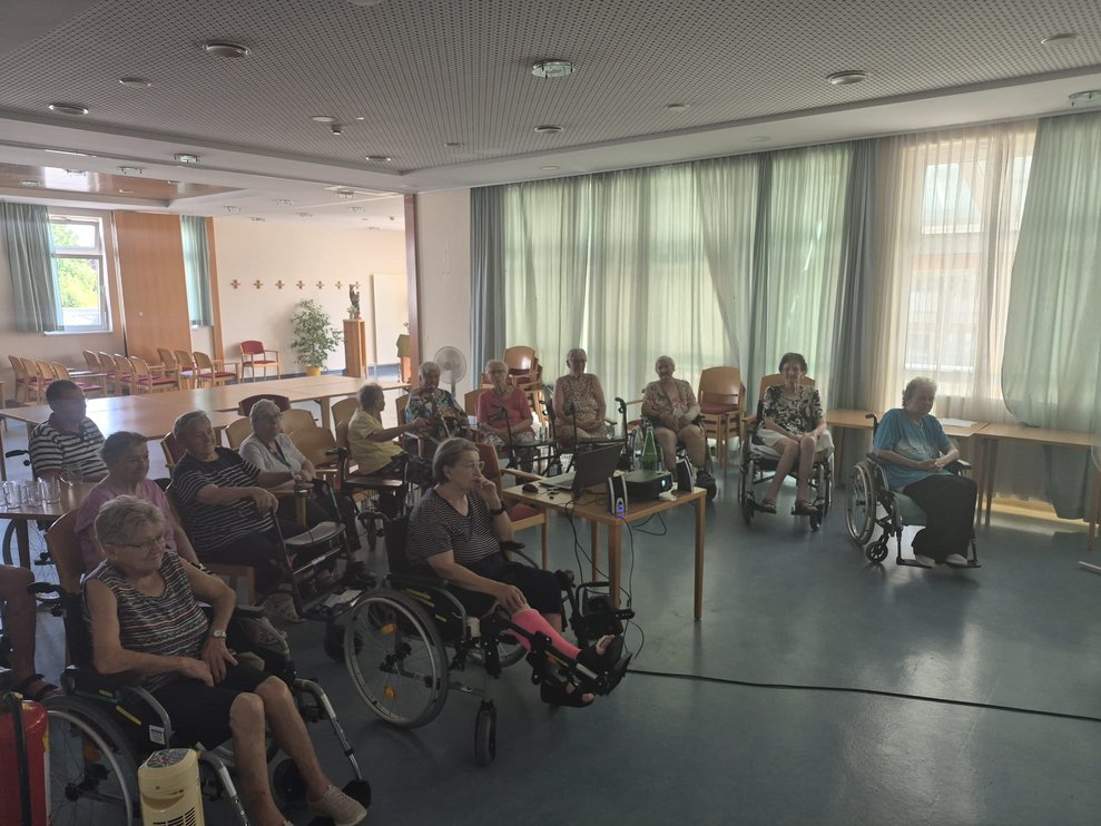 Viele sitzende Personen.