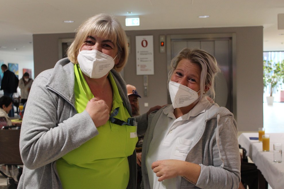 Die Pflege- und Betreuungsmanagerinnen Christiane Mertl und Sandra Lechner leisten den BewohnerInnen gerne Gesellschaft.