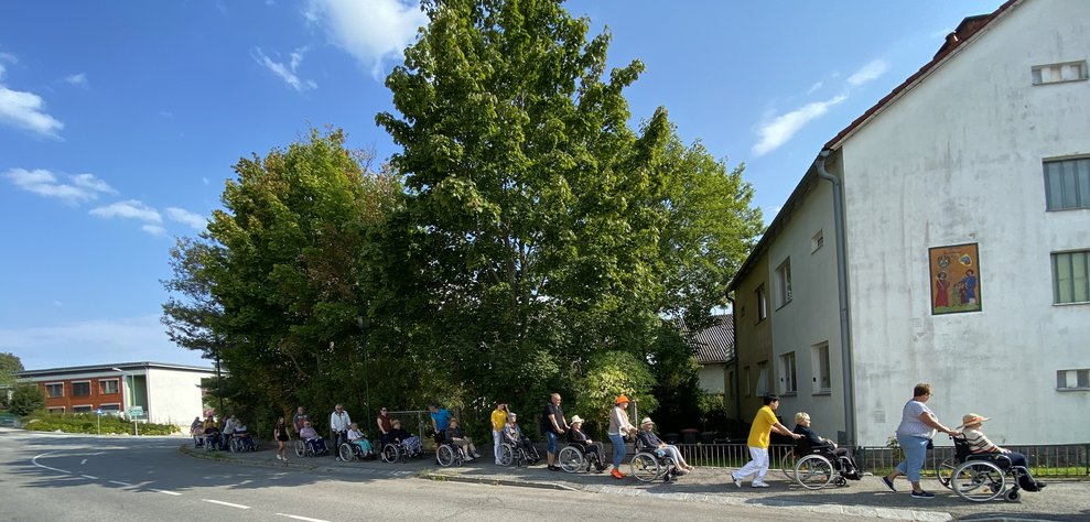 Eine lange "Schlange" von Rollstühlen...