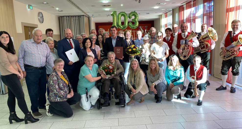 Ein Gruppenfoto mit allen Gästen.