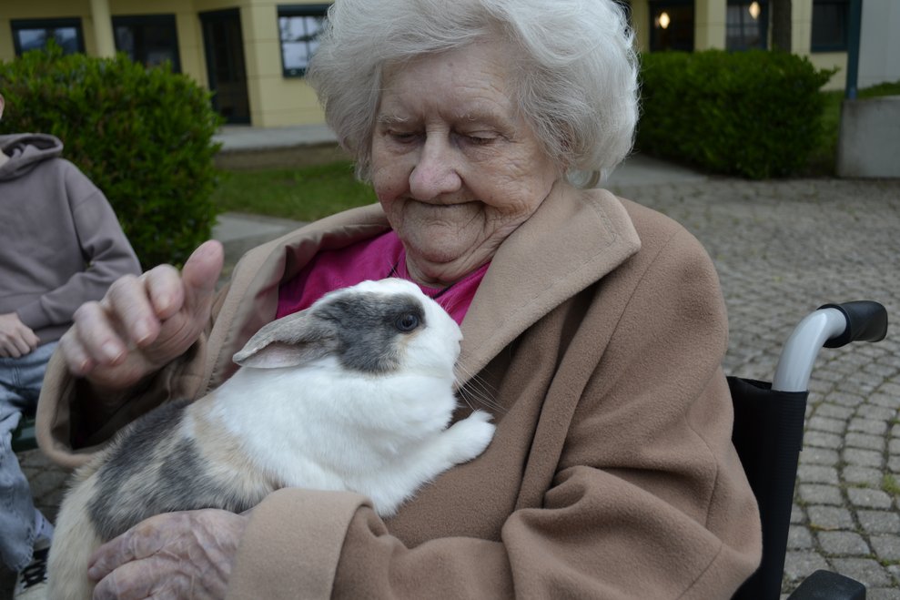Frau mit Hasen