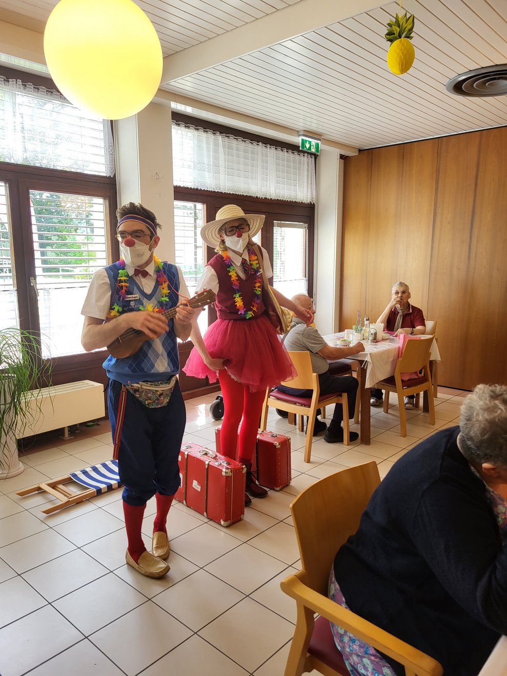 Im Speisesaal wünschen Josefine und Bernhard den BewohnerInnen einen " Guten Appetit" und sangen ihnen ein Ständchen. 