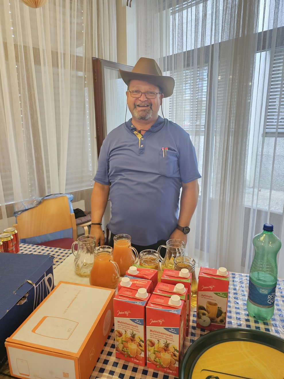 Hausarbeiter Norbert übernahm den Saloon und sorgte immer für erfrischenden Nachschub.