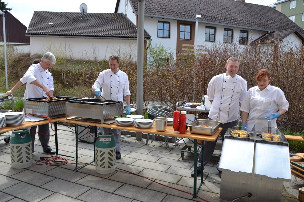 Die Küche servierte uns Köstliches vom Grill mit Pommes. Die Küche servierte uns Köstliches vom Grill mit Pommes.