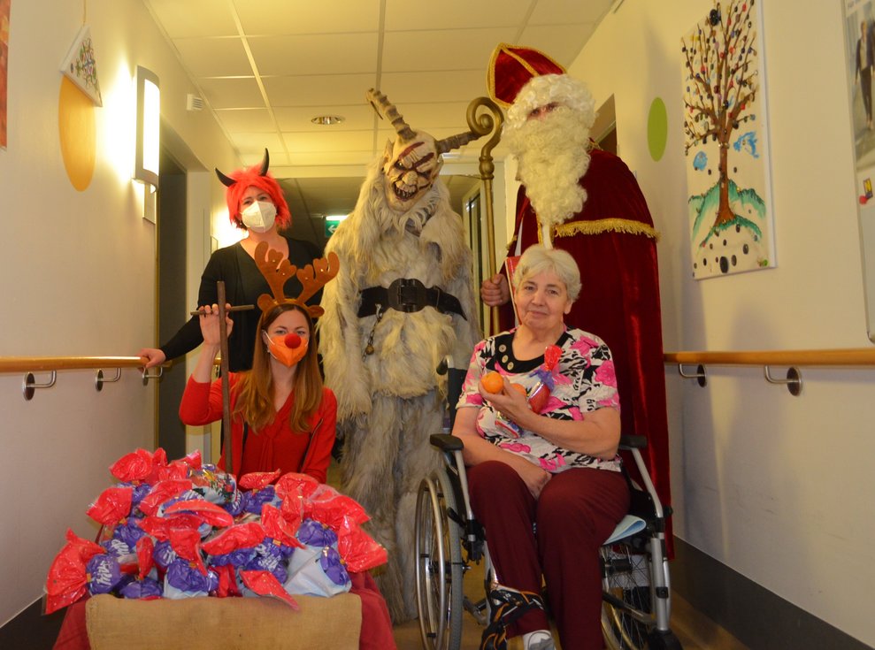 Bewohnerin mit Krampus und Nikolaus