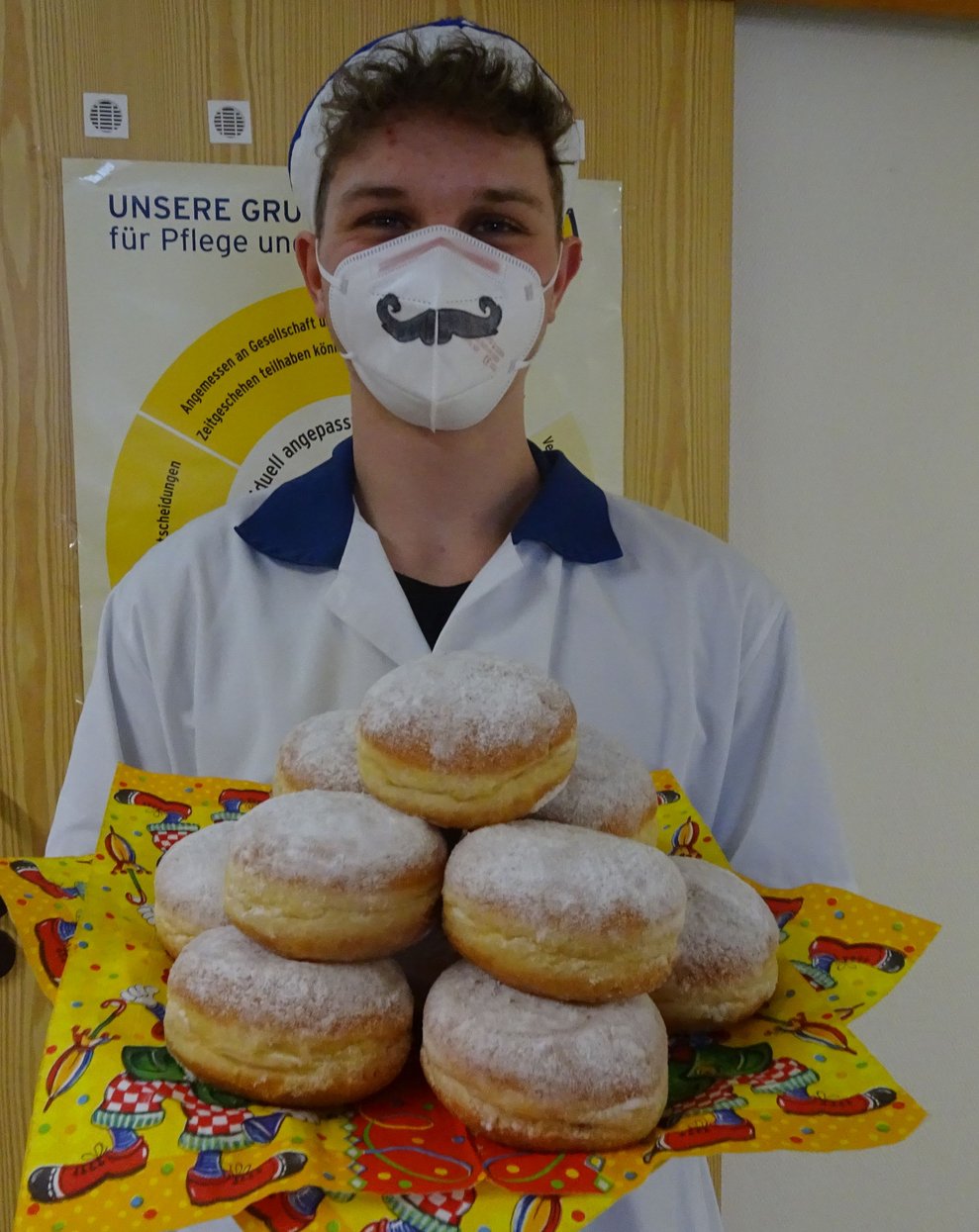 Ein Betreuer mit Krapfen.