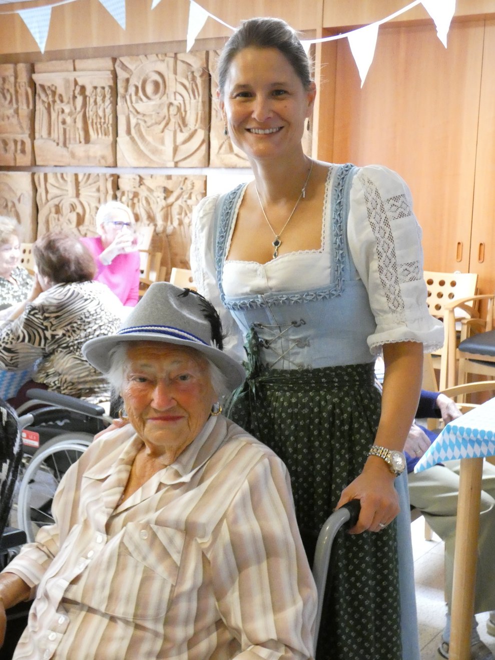 Bewohnerin mit Mitarbeiterin