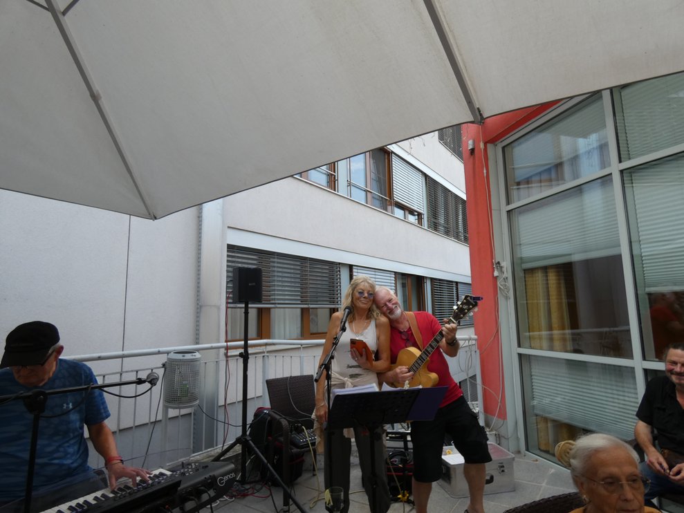 Frau und Mann singen
