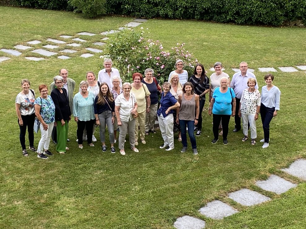 In der Pause wurde im Schlossgarten nochmals ein Gruppenfoto gemacht.